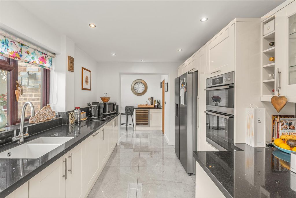 Property photo 3 of 23 1 Lawrence Leys, Bloxham-16.Jpg