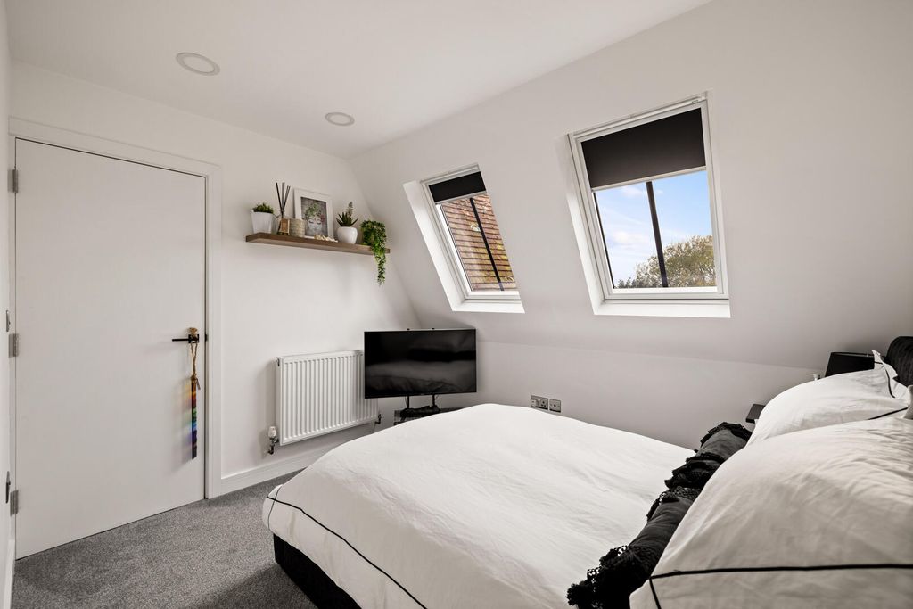 Property photo 3 of 16 Bedroom