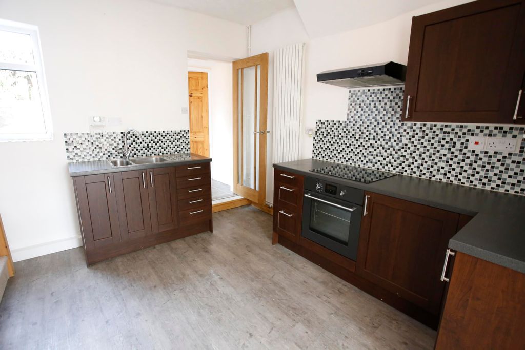 Property photo 2 of 6 Kitchen