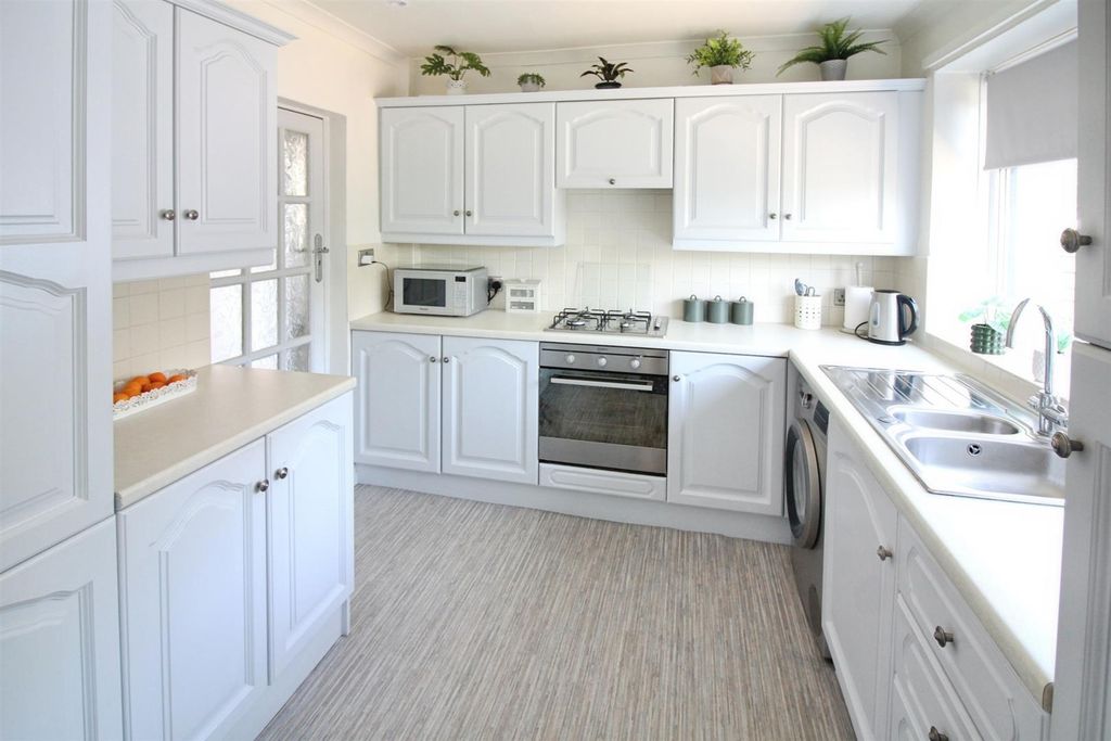 Property photo 3 of 21 Kitchen
