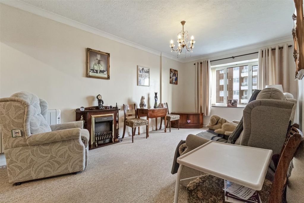 Property photo 2 of 12 42 Oakland Court-007.Jpg