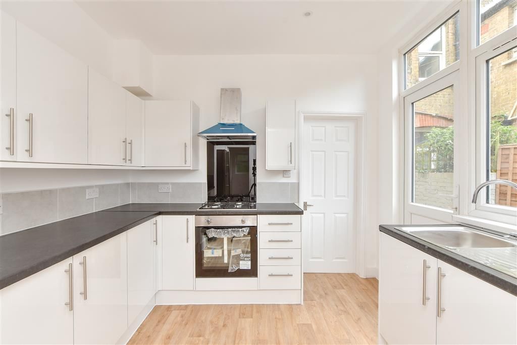 Property photo 3 of 18 Kitchen