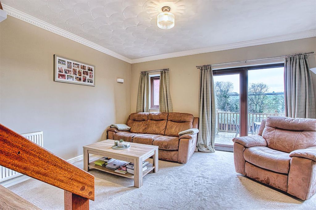 Property photo 3 of 29 Lounge