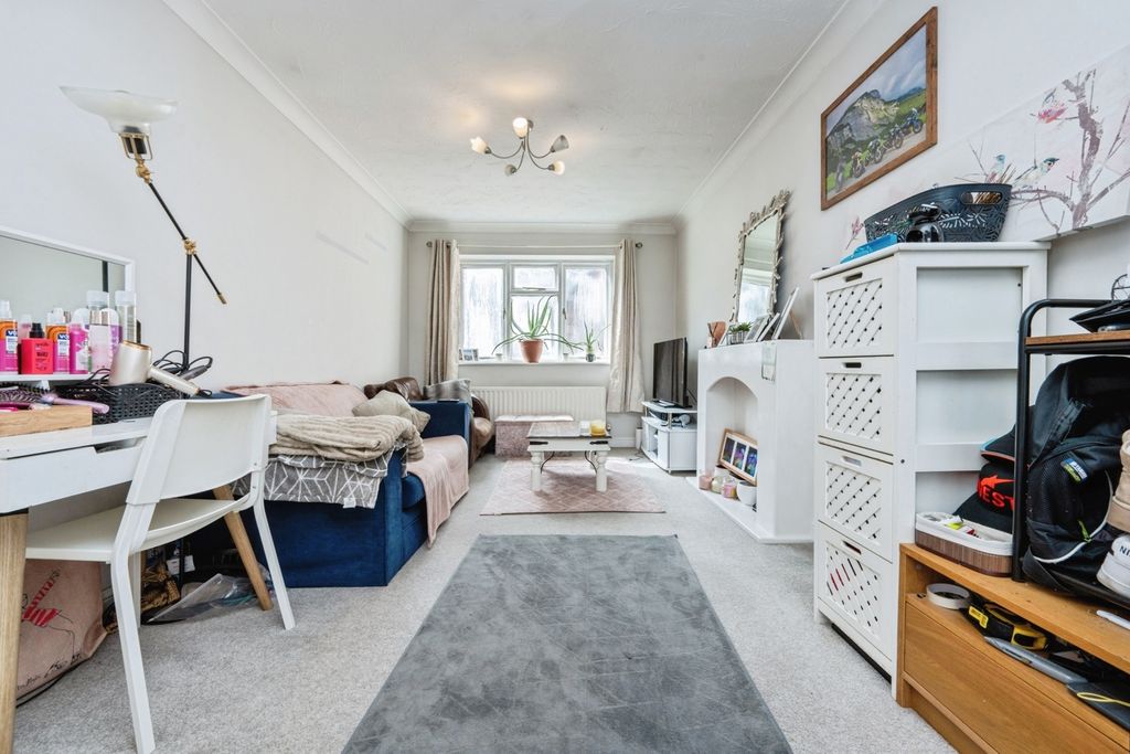 Property photo 3 of 14 Lounge