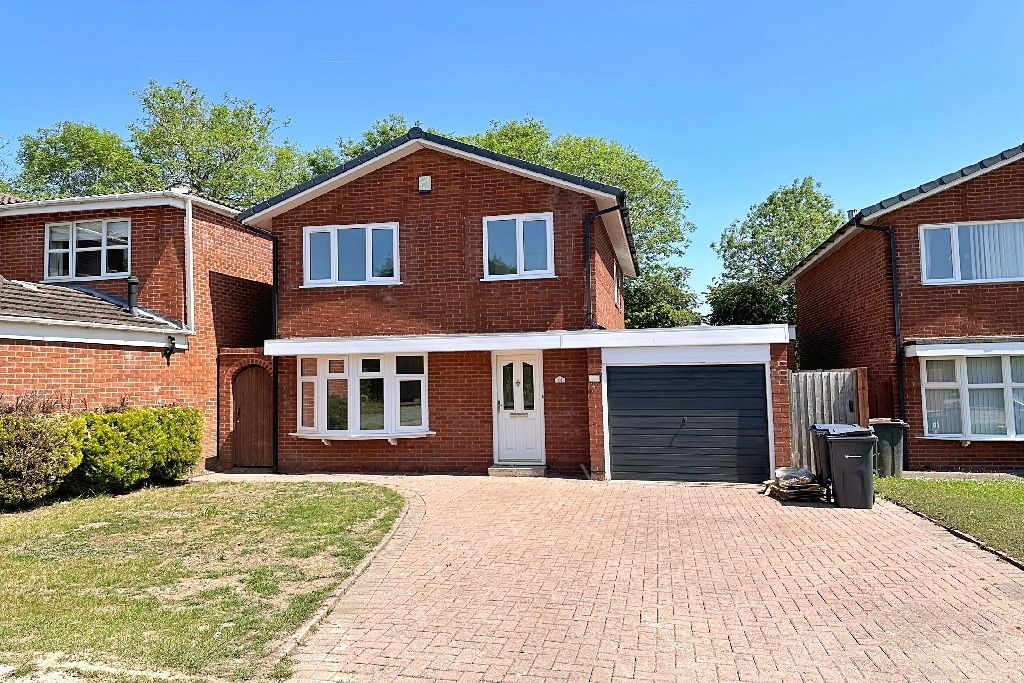 Property photo 1 of 16 Exquisite Four Bedroom Detached House - A True Gem!