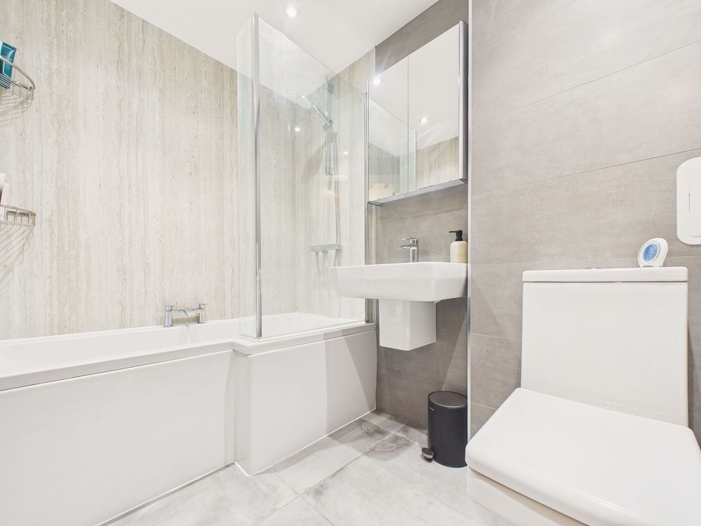 Property photo 3 of 10 Bathroom