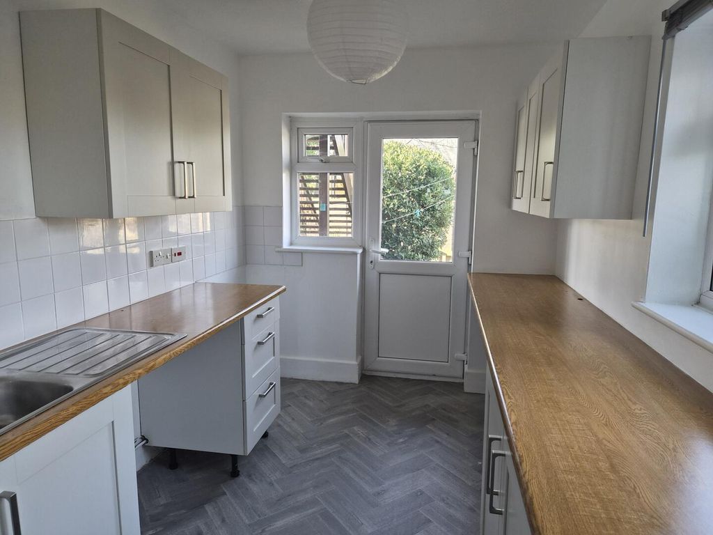 Property photo 1 of 11 Kitchen