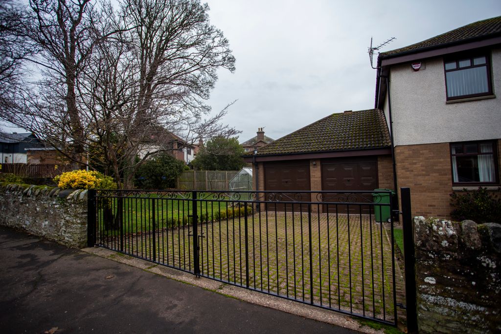 Property photo 3 of 27