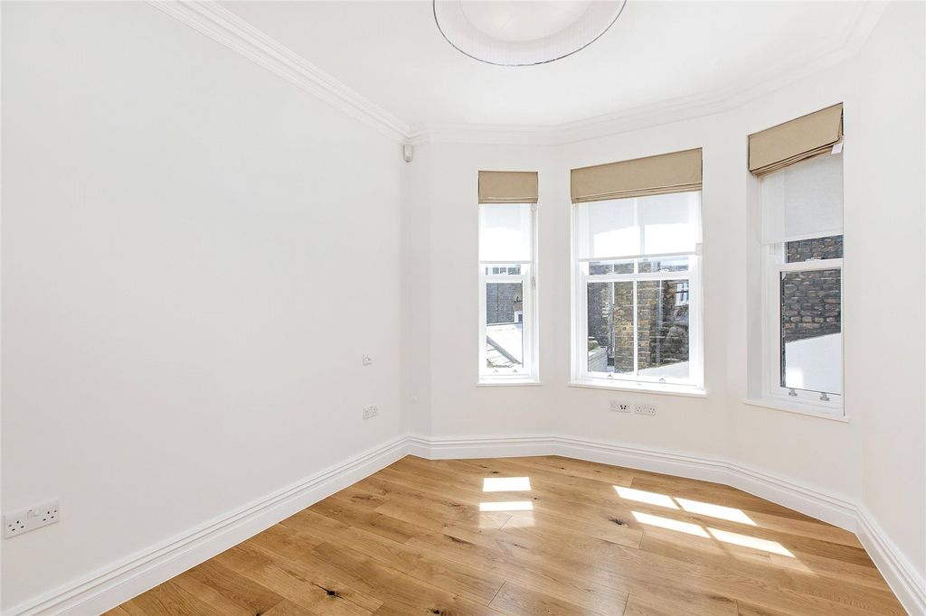 Property photo 2 of 8 Bedroom