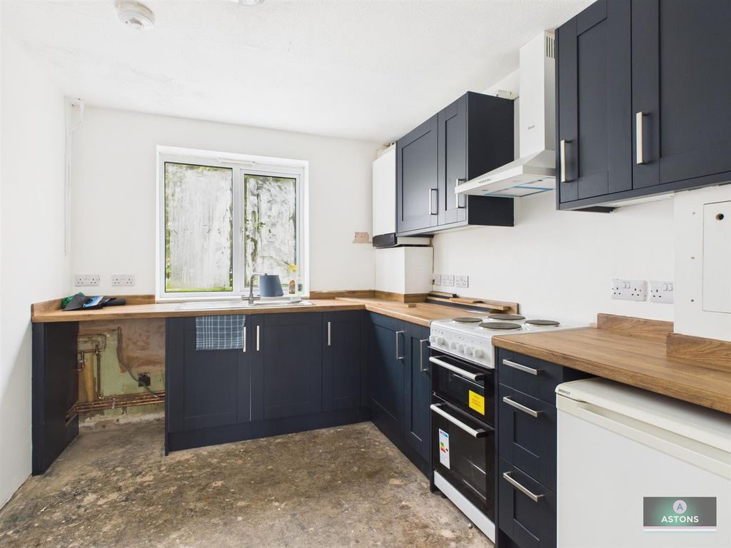 Property photo 2 of 12 Kitchen