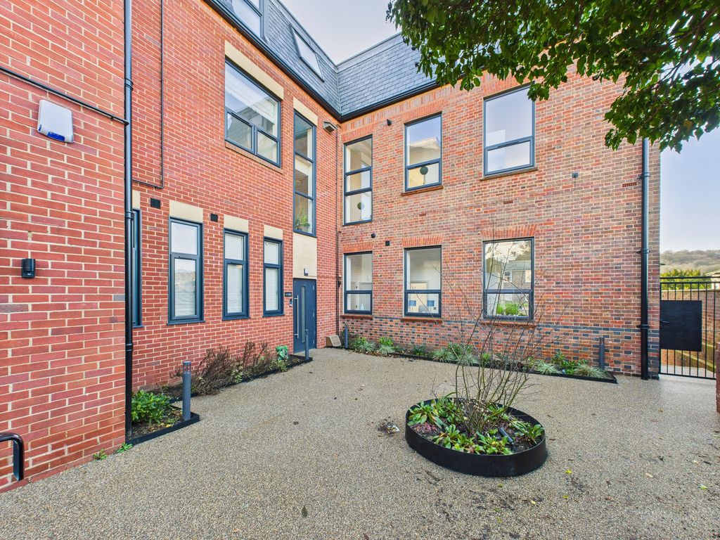 Property photo 1 of 13 Cam02119G0-Pr0506-Still013