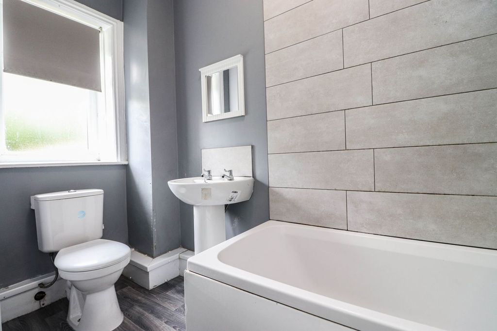 Property photo 3 of 16 Bathroom