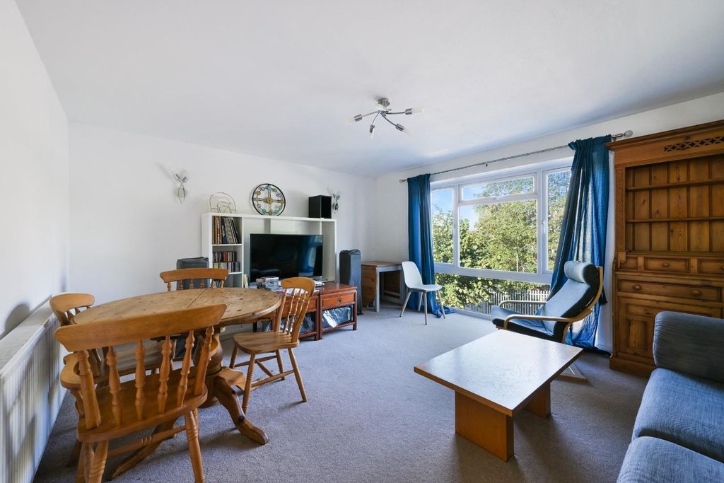 Property photo 2 of 14 Cleves Court