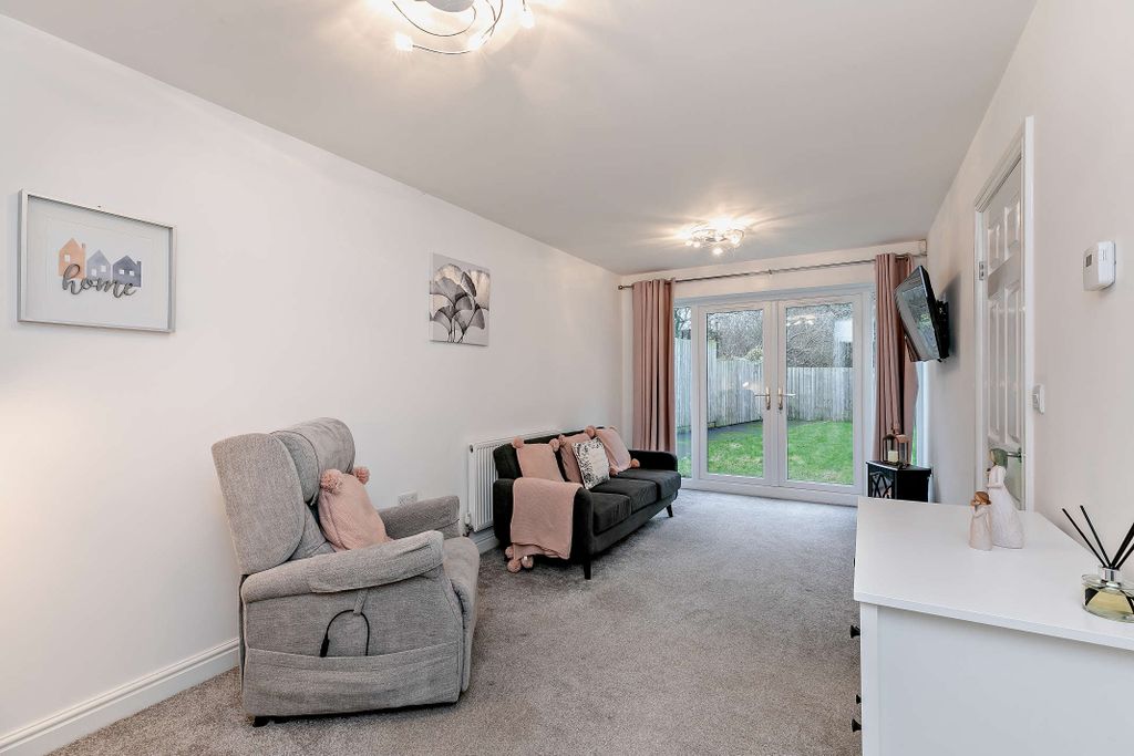 Property photo 2 of 11 Lounge