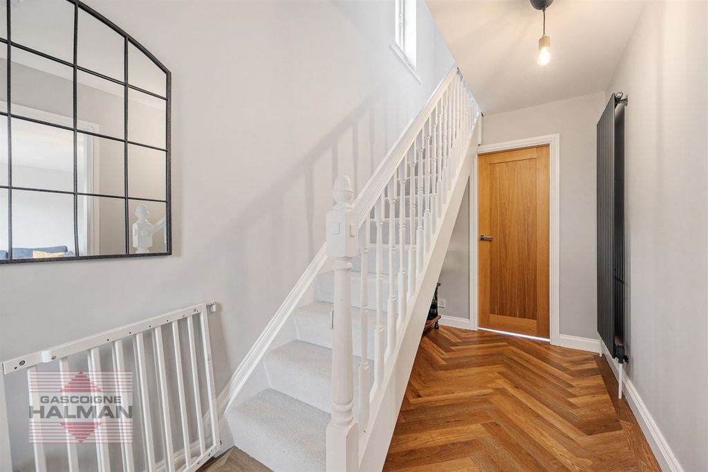 Property photo 2 of 21 Entrance Hallway