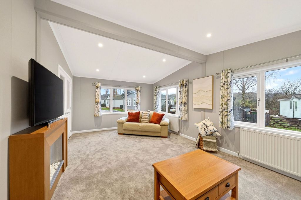 Property photo 3 of 23 Lounge