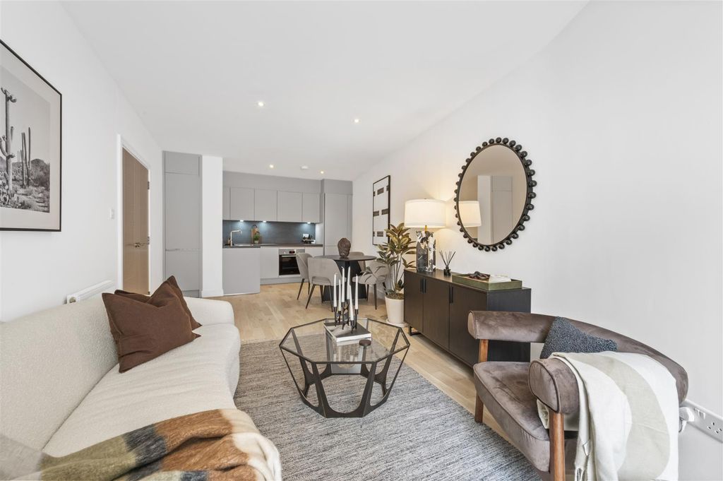 Property photo 3 of 23 Flat 2, Lillium Mews,7.Jpg