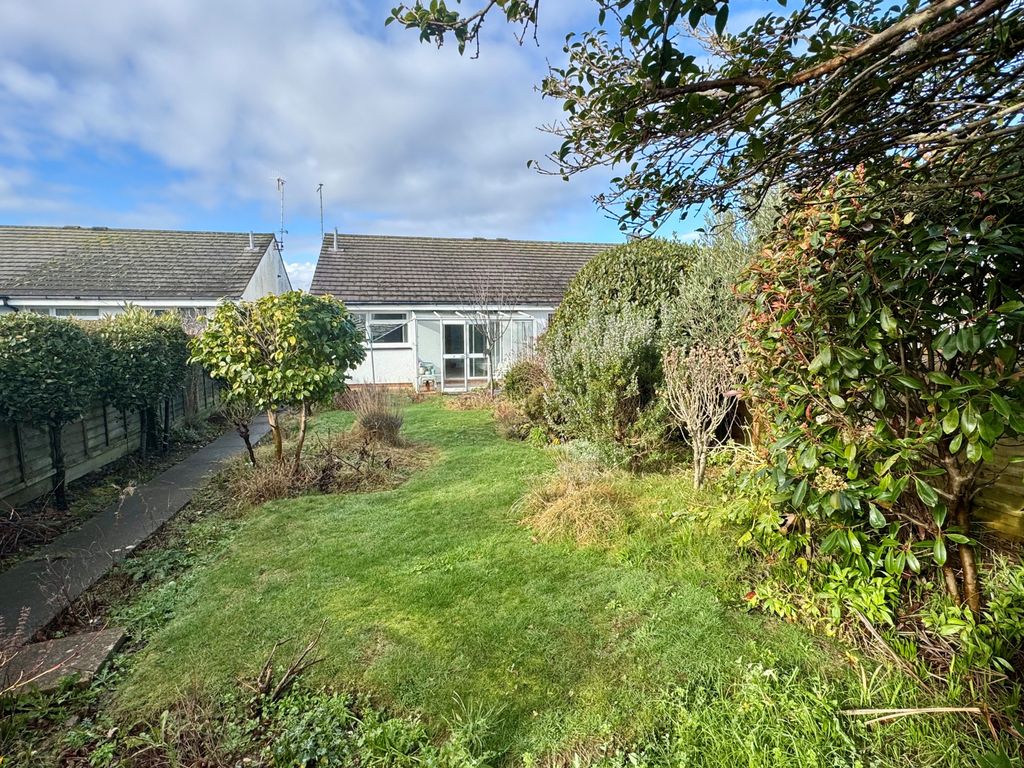 Property photo 2 of 11 52 Windward Close Rear Garden 2