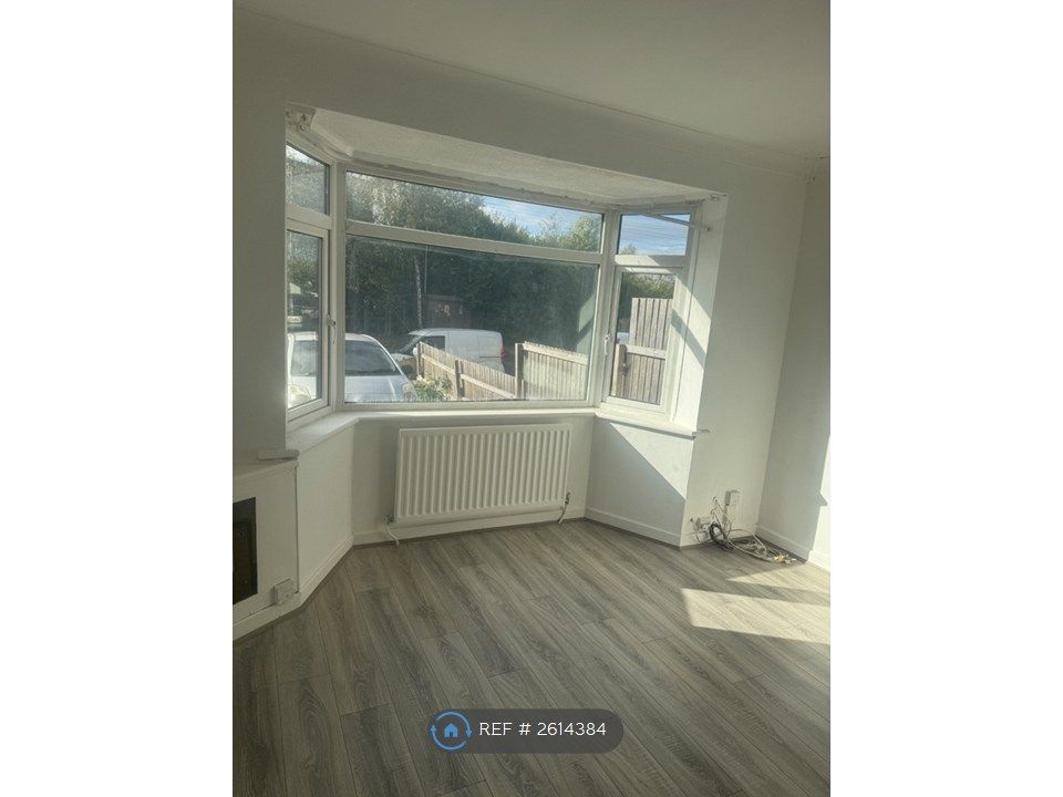 Property photo 1 of 6 Spacious Large Light Sitting Room