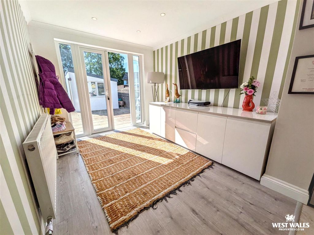 Property photo 3 of 22 16257.Jpg
