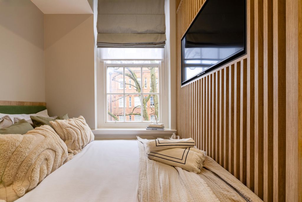 Property photo 2 of 5 Bedroom