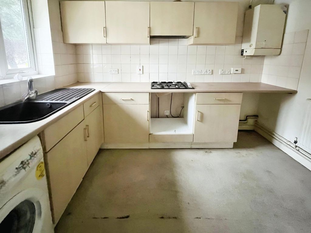 Property photo 2 of 11 Kitchen