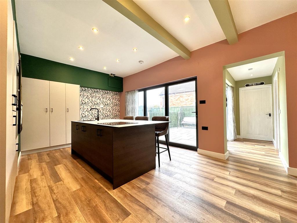 Property photo 2 of 16 Open-Plan Dining Kitchen 508