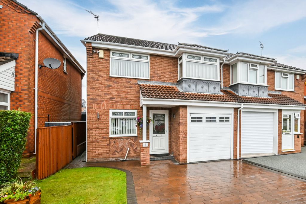3 bed semi-detached house for sale Dudley