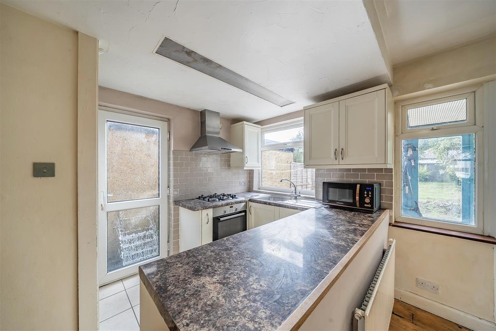 Property photo 3 of 9 Barton Way - Kitchen 1.Jpg