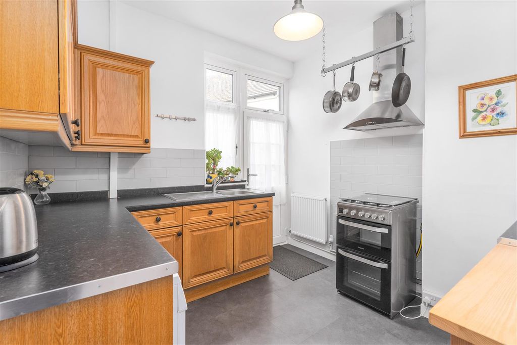 Property photo 3 of 14 9 Church Street, Bodicote-7.Jpg