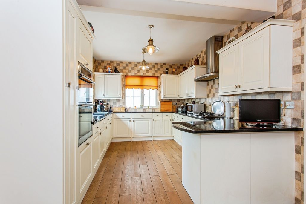 Property photo 3 of 20 Kitchen