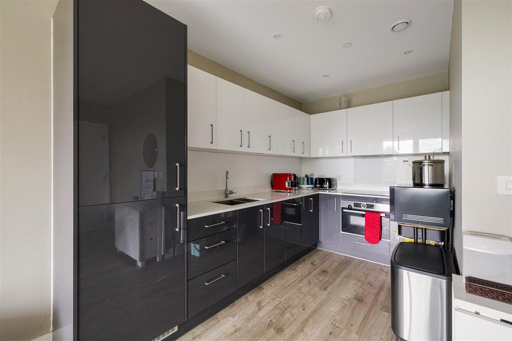 Property photo 3 of 21 Beck Square, E10