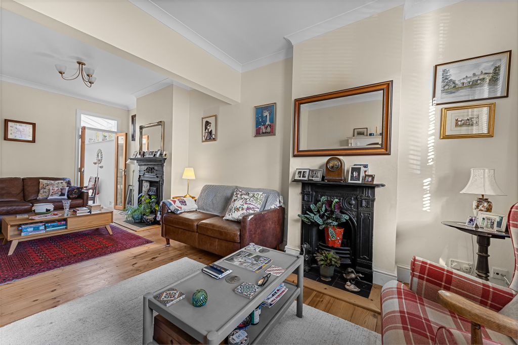 Property photo 3 of 13 Church Gardens (7)