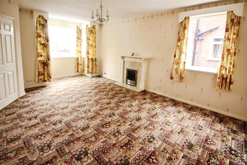 Property photo 3 of 18 Living Room