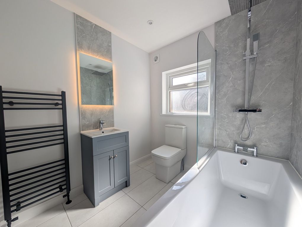 Property photo 3 of 19 Bathroom
