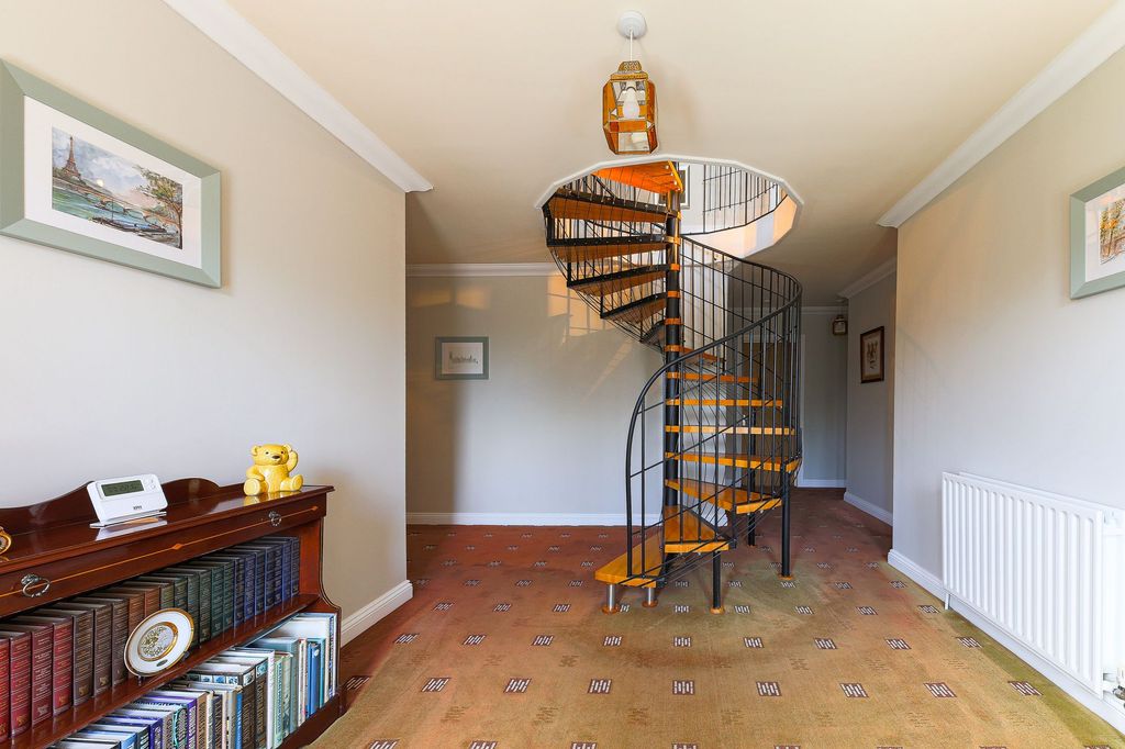 Property photo 3 of 36 Entrance Hall