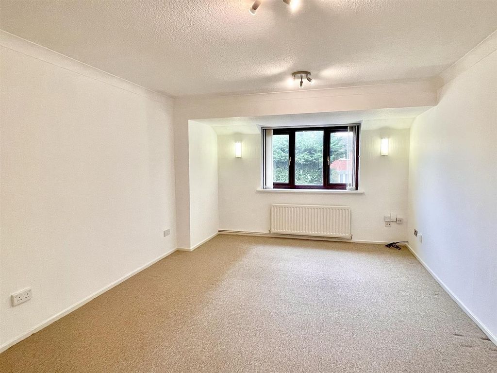 Property photo 3 of 9 Lounge