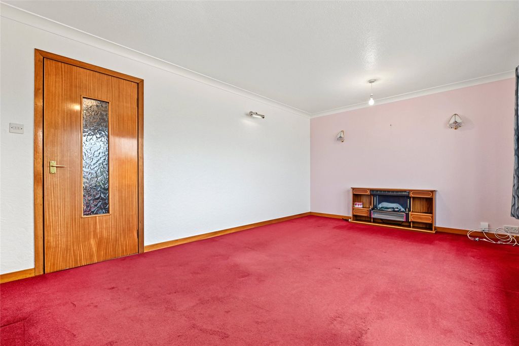 Property photo 3 of 17 Lounge
