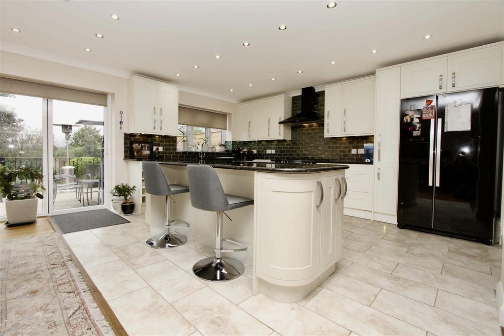 Property photo 2 of 21 Kitchen