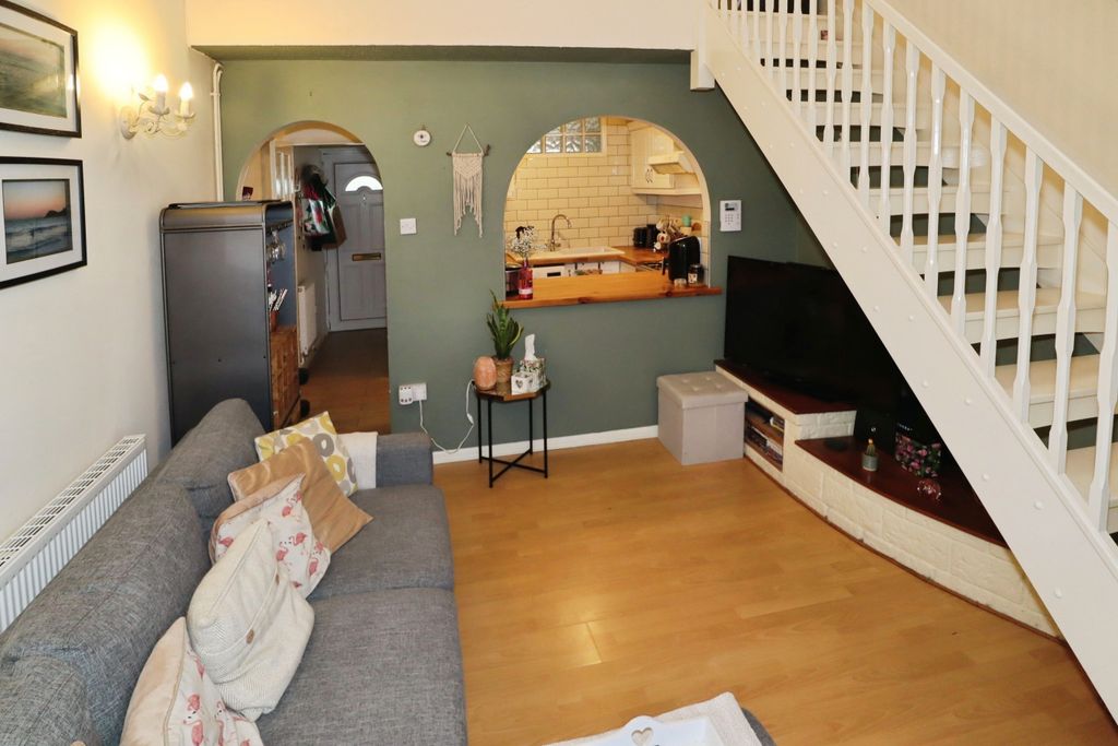 Property photo 2 of 8