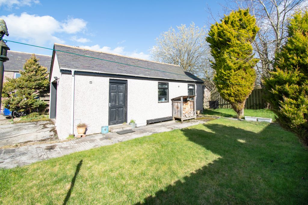 Property photo 3 of 33 Garden &amp; Garage