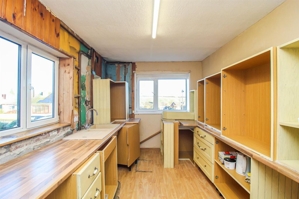 Property photo 3 of 10 Kitchen