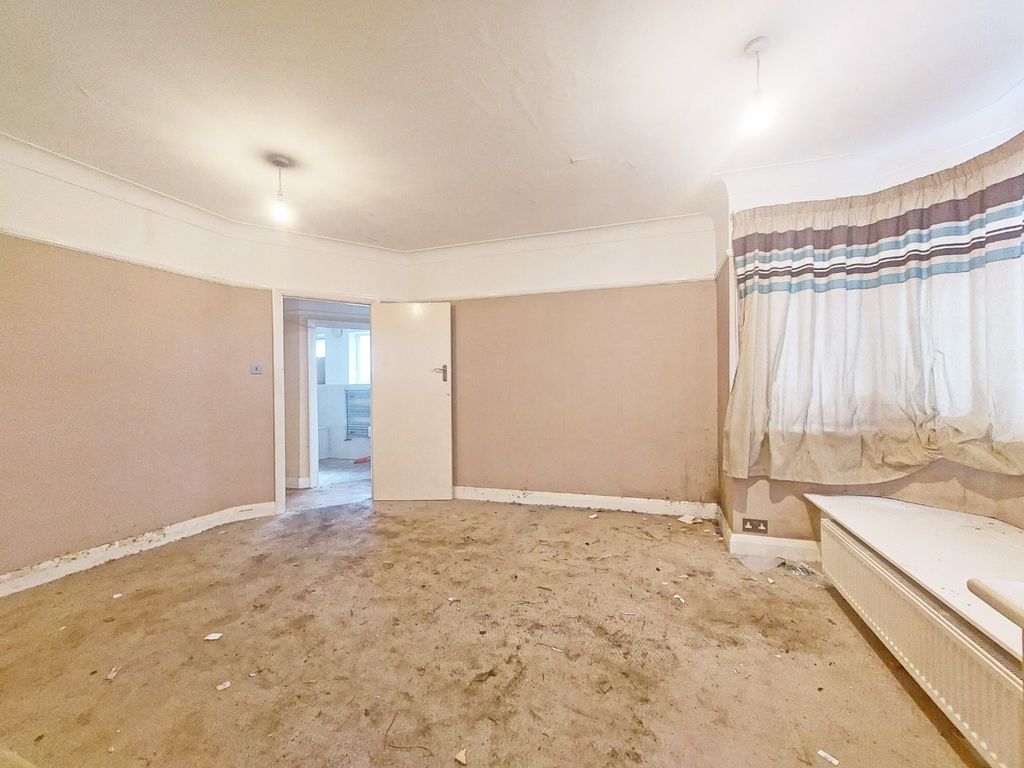 Property photo 3 of 12 4851675