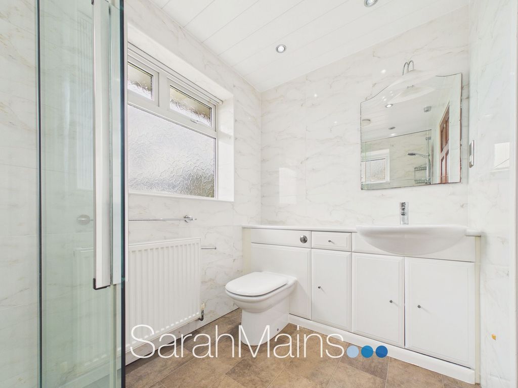 Property photo 3 of 18 Bathroom