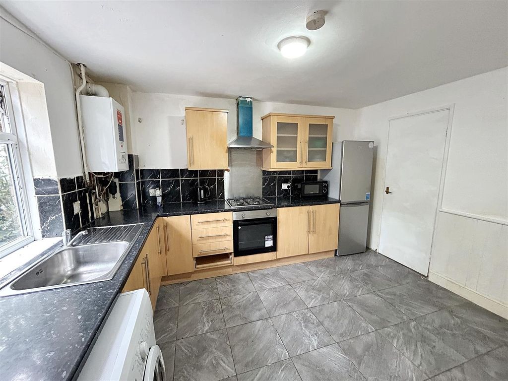 Property photo 3 of 14 Kitchen