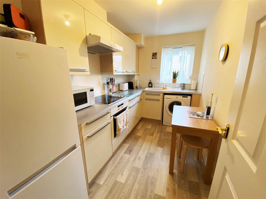 Property photo 3 of 8 Kitchen