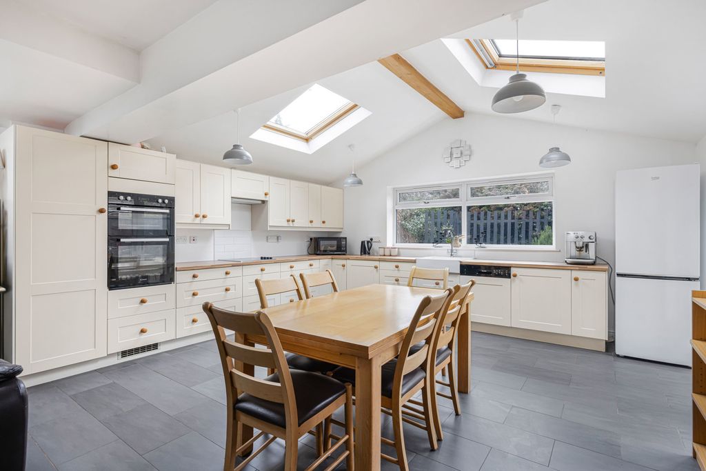 Property photo 2 of 22 Kitchen 7