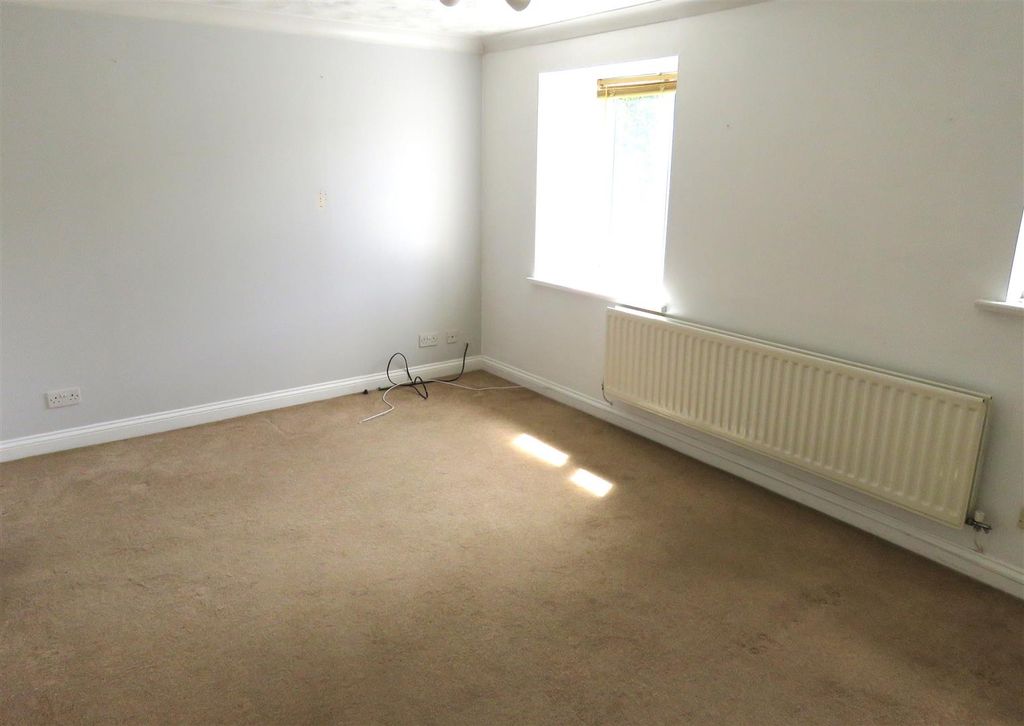 Property photo 3 of 7 Dining Area