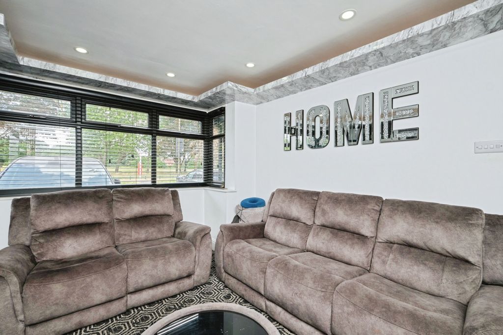 Property photo 3 of 32 Pbox-Img.Jpg