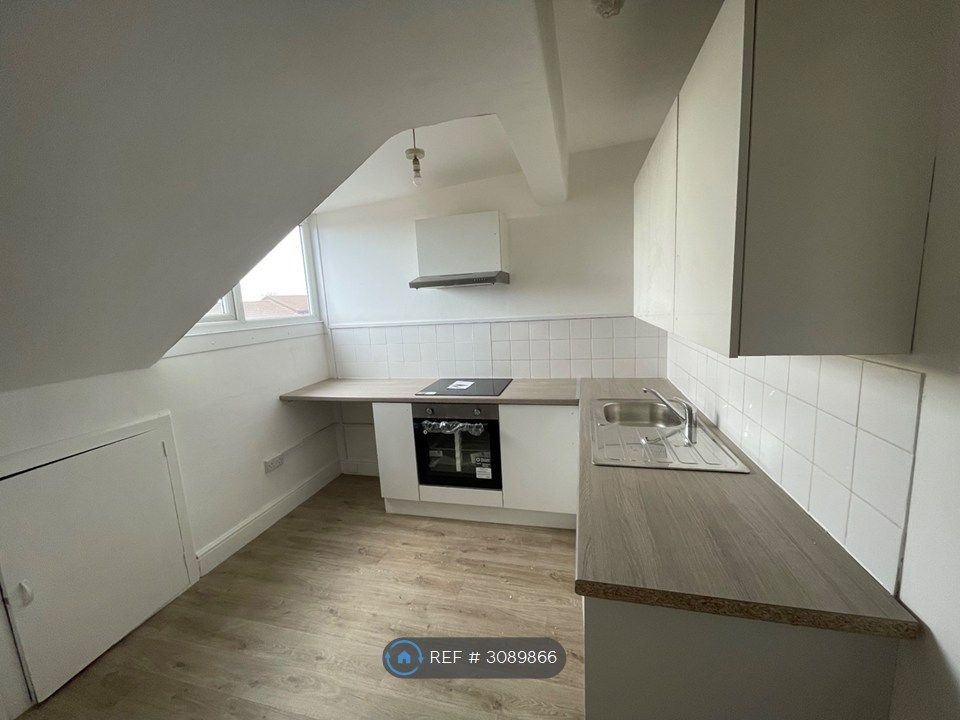 Property photo 3 of 10 Kitchen